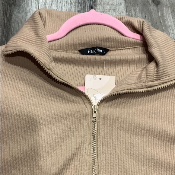 NWT Kangaroo Pocket Tan Quarter-Zip Pullover Medium - Picture 10 of 12